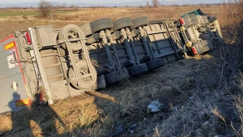 Силистренските пожарникари се отзоваха на сигнал за теч на гориво от преобърнат ТИР