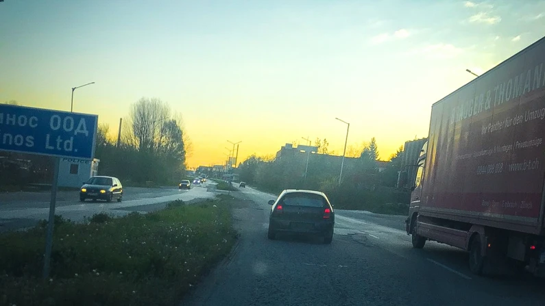 КЪДЕ Е КАТ? Нагъл шофьор подкара автомобила си без регистрационни табели в Силистра