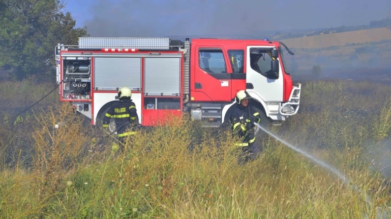 Огнеборци потушиха 2 пожара в сухи треви през вчерашния ден.