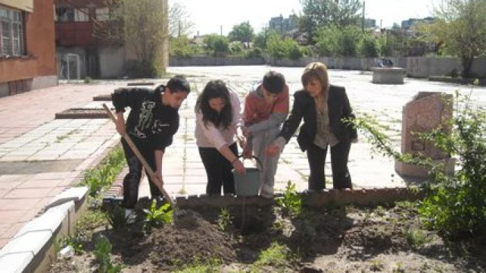 Учениците от ОСУ "Дръстър" с участие в инициативата "Подари дръвче, засади гора"