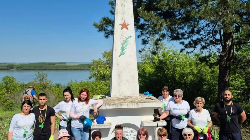 В Тутракан за юбилея си екипи на социални центрове с акция край паметник