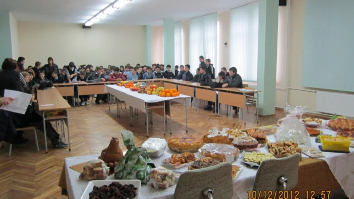 Благотворителна Коледна Изложба в ПГМТ "Владимир Комаров"