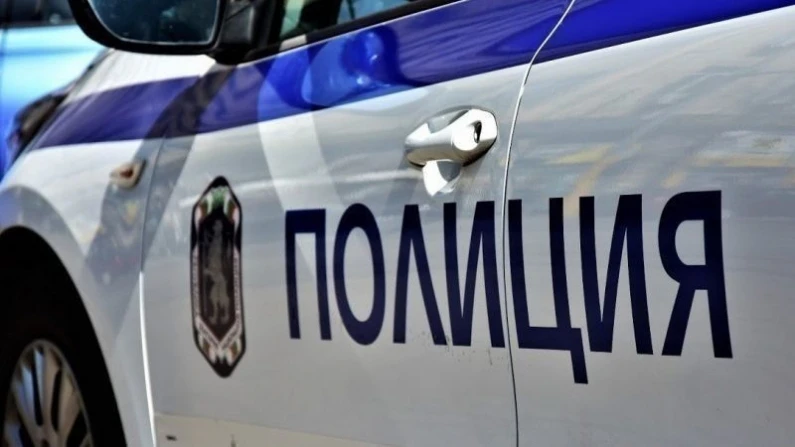 Разбиха и обраха крупна сума пари и лични вещи от лек автомобил