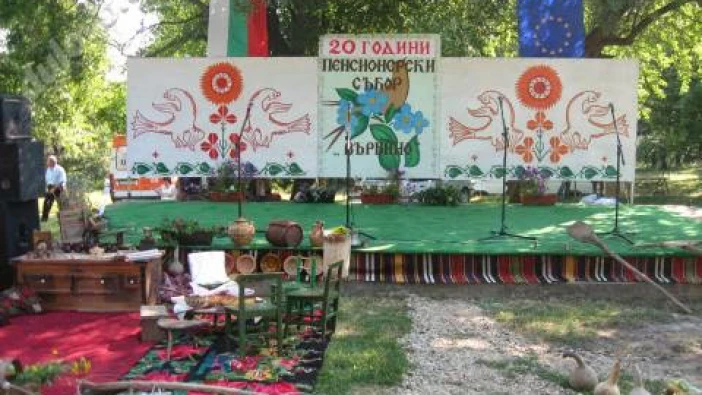 650 души от пет области пеят и танцуват в регионалния фолклорен събор във Върбино