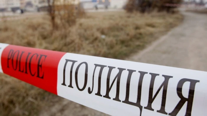 По искане на Окръжната прокуратура в Силистра съдът задържа под стража 24-годишен мъж, обвинен в убийството на свой съселянин