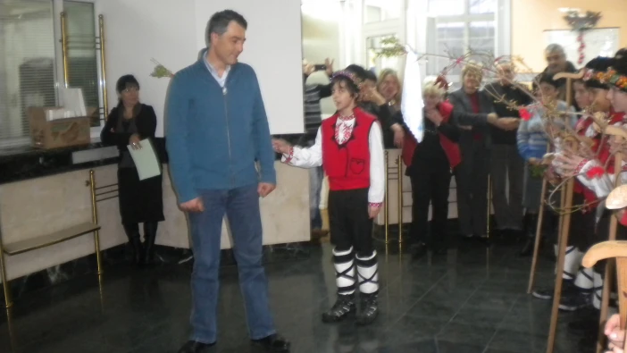Коледари от ОУ "Иван Вазов" на гости на Областната управа
