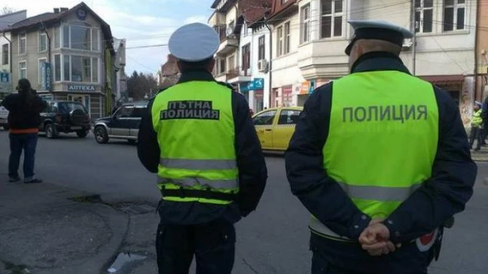 Мъж катастрофира след употреба на алкохол и се опита да набие двама полицаи