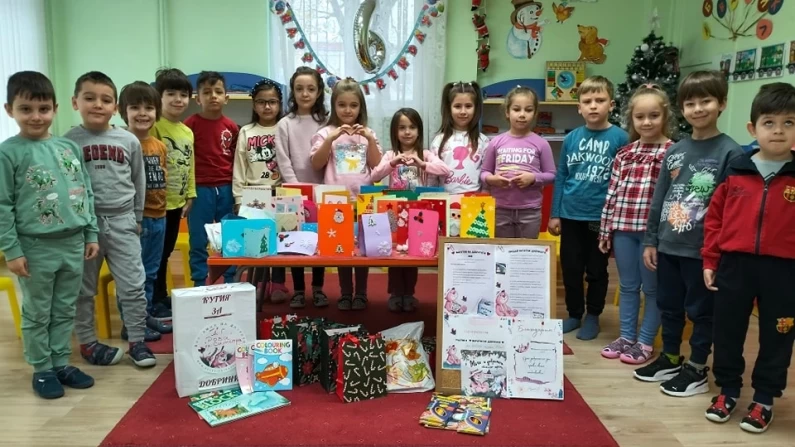 Деца от детски градини в Силистра с дарения за болничното детско отделение
