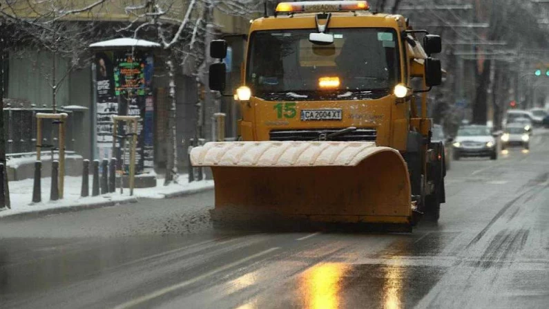 Шофьор на тир се блъсна в снегорин, пътят бе блокиран