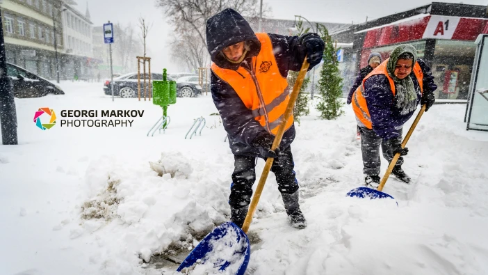 12 души почистват тротоарите в Силистра днес