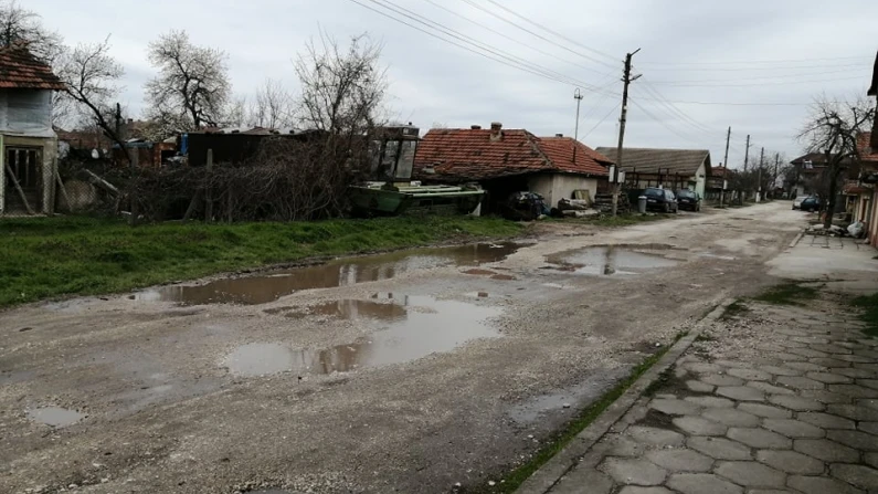 Д-р Юлиян Найденов, инж. Тихомир Борачев, Никола Узунов и Денчо Георгиев направиха оглед на улиците където текат ремонтни дейности