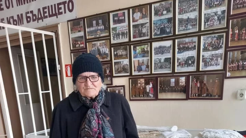 Педагожка представя ретро изложба в читалището в Калипетрово