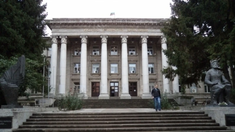 Присъствено с маски откриват академичната година във филиал Силистра