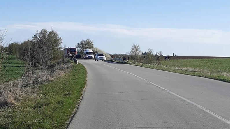 ОБНОВЕНА: Мерцедес се преобърна по таван край Брадвари