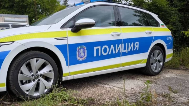 Двама млади мъже са пребили 27-годишния шофьор, който е в болница след засичане на пътя