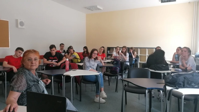 Ученици от Езиковата в Силистра имаха виртуална среща с Йордан Йовчев