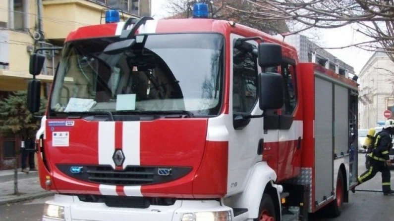Двегодишно дете заключи родителите си на терасата