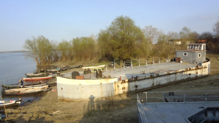 Пристанищен плот отива за скрап