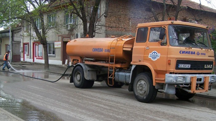 Цистерните с вода излязоха по улиците и ето, пак заваля...ах, този дъжд...,като в песен на Мими Иванова