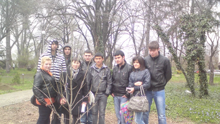Ученици от ПГПТ "Евлогий Георгиев" засадиха дръвче на "Лунната алея" в Дунавската градина
