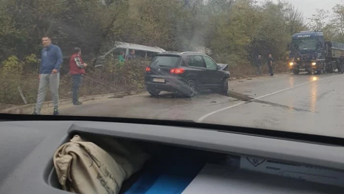 61-годишен водач самокатастрофира край Богорово, друг спрял да му помогне, трети блъснал втория