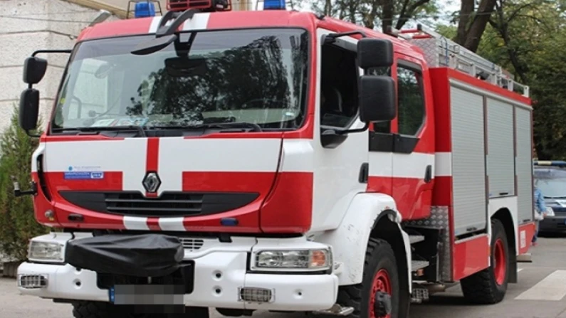 Огнеборци спасиха от запалване три автомобила
