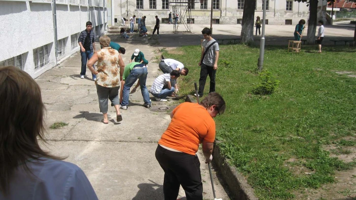 Ученици, учители и служители от ПГМТ "Владимир Комаров" се включиха в инициативата "Да изчистим България!"