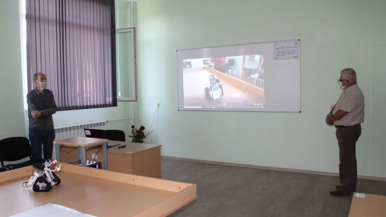 ПМГ "Св. Климент Охридски" Силистра с кабинет за работа с роботи