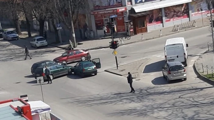 Тежко ПТП между три коли блокира кръстовището на Старата автогара в Силистра