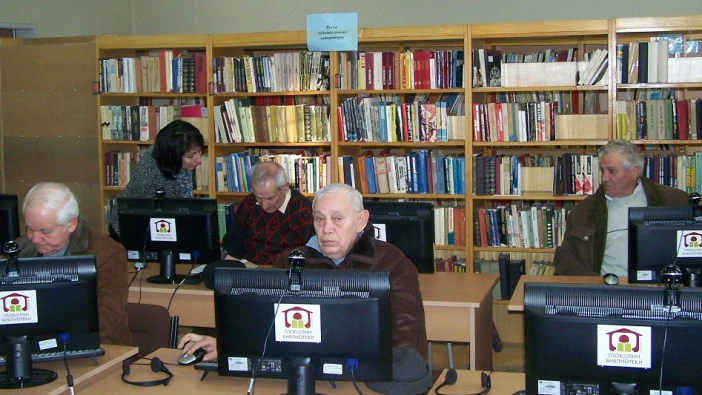 Пенсионери +65 се учат на PC във филиала на библиотеката