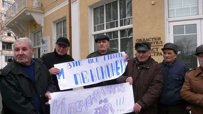 Пенсионери протестират в Силистра - взели им клуба