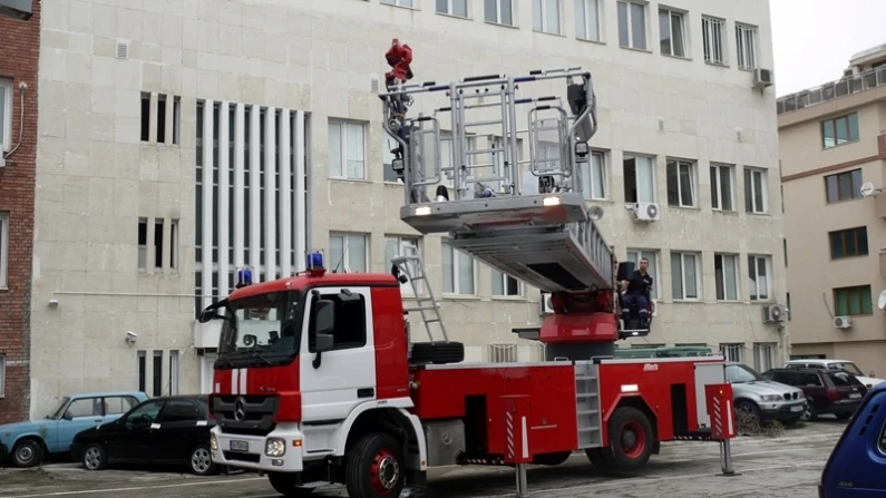 Пожарникари спасиха жена в безпомощно състояние