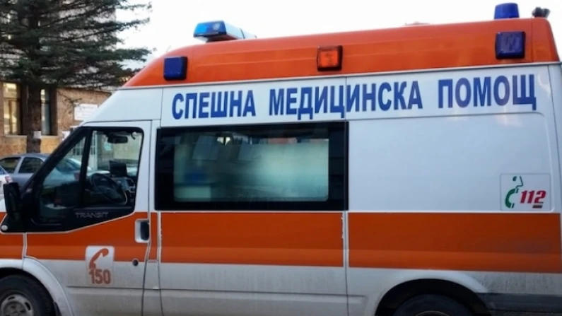 Трима мотористи са откарани в болницата след катастрофа