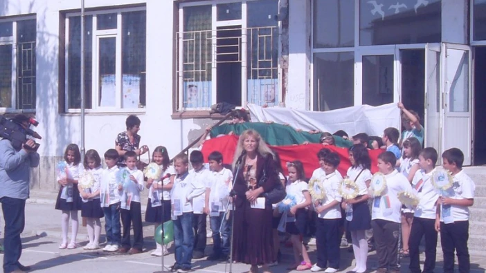 Масово рецитиране на стихотворението "Аз съм българче" в ОУ "Иван Вазов"