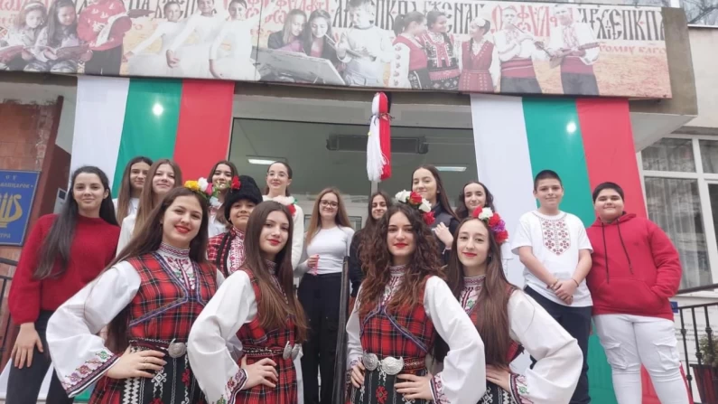 Учениците от СУ “Никола Й. Вапцаров” посрещнаха Баба Марта с мартеници и книгоразделители