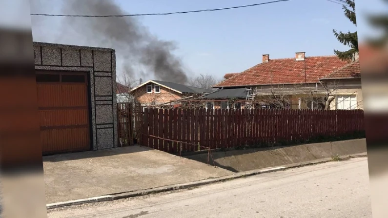 ОБНОВЕНА: Kъща гори до кметството в Айдемир, има и пострадал