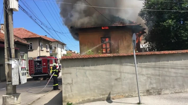 Огнеборци спасиха 4 къщи от опожаряване през уикенда