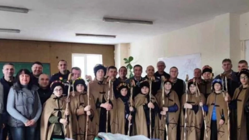 Пожарникарите посрещнаха коледари