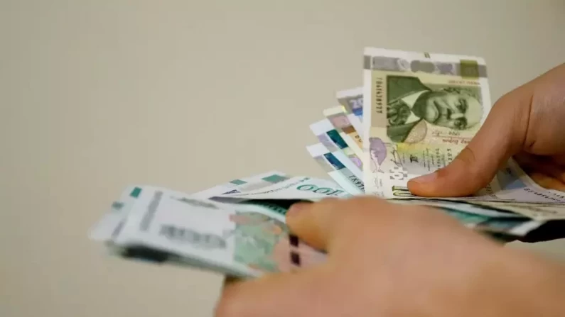 Минималната работна заплата става 933 лева от 1 януари 2024 г.