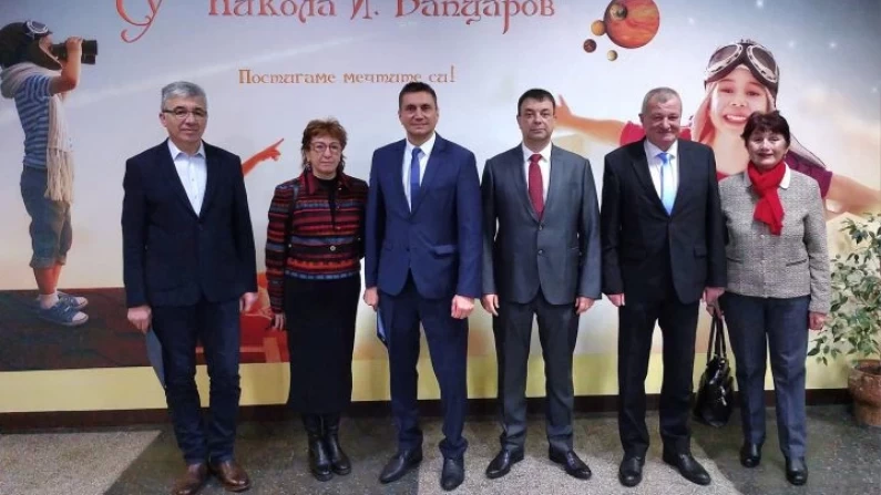 СУ „Никола Вапцаров“ празнува своя патронен празник
