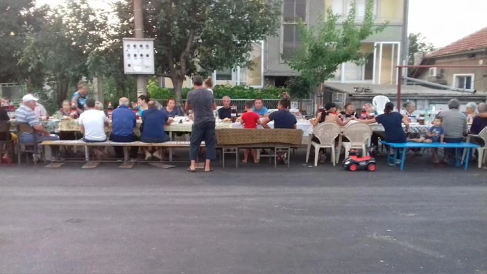 В Калипетрово със софра отблязват асфалтирана улица