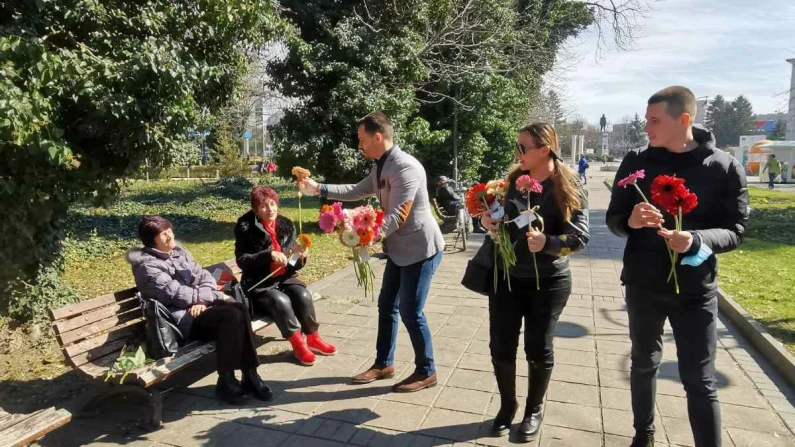 280 гербера получиха дамите в Силистра по случай 8 март