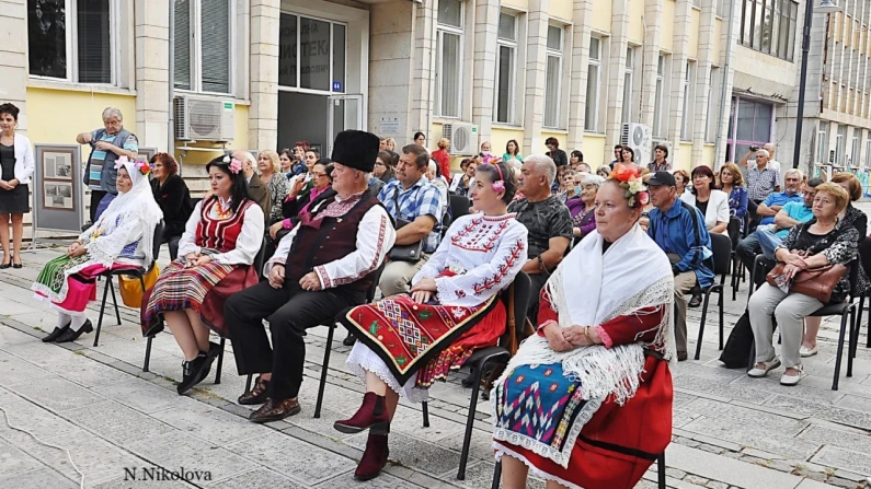 Носии на Калина от Шуменци на изложба в централната поща в Добрич