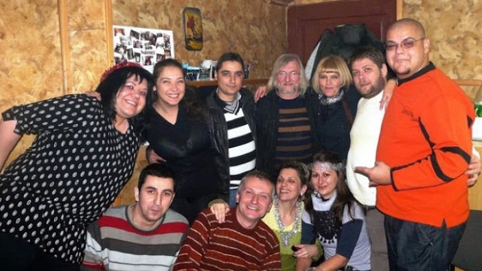 Екип от работили в Радио "Менес" на 18-ата година на радиото, създадено от транспортния бос Георги Менес (в средата с дългата коса)