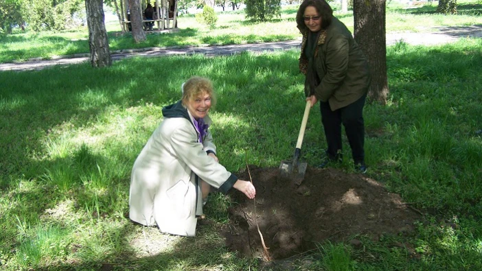 Нина Димитрова и Цветана Цанова с общо дърво